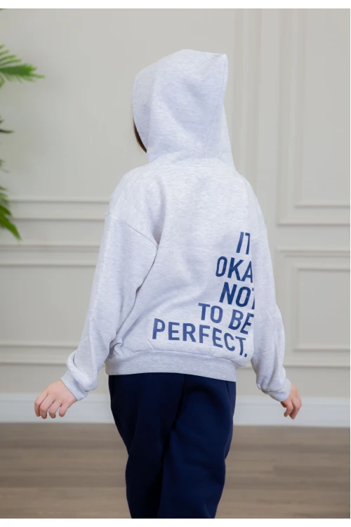 طقم بناتي أنيق قطعتين لون رمادي وكحلي مع قبعة هودي أكمام طويلة مزين بكتابات و بنطلون بجيوب و مطاط من الأسفل