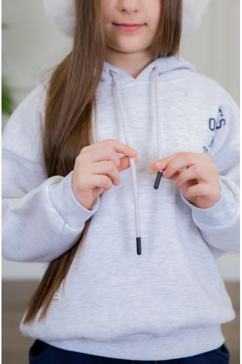 طقم بناتي أنيق قطعتين لون رمادي وكحلي مع قبعة هودي أكمام طويلة مزين بكتابات و بنطلون بجيوب و مطاط من الأسفل