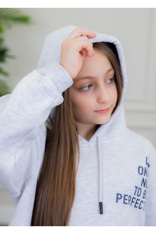 طقم بناتي أنيق قطعتين لون رمادي وكحلي مع قبعة هودي أكمام طويلة مزين بكتابات و بنطلون بجيوب و مطاط من الأسفل