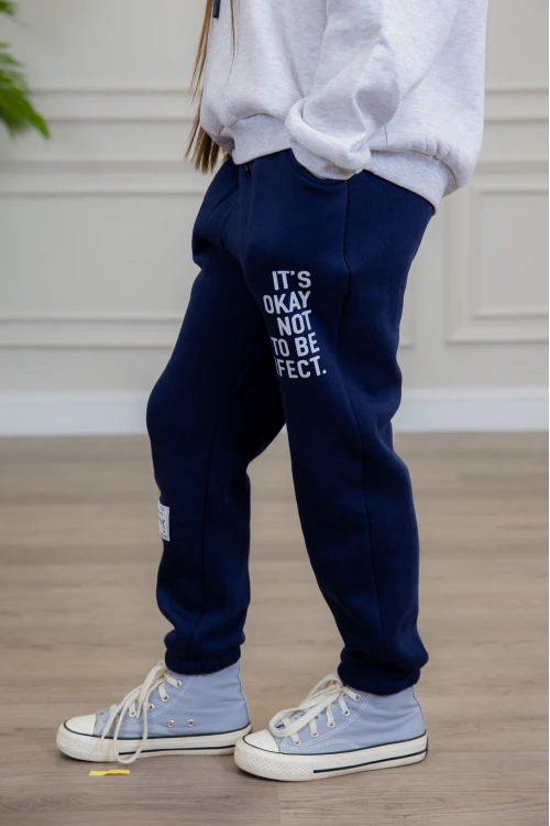 طقم بناتي أنيق قطعتين لون رمادي وكحلي مع قبعة هودي أكمام طويلة مزين بكتابات و بنطلون بجيوب و مطاط من الأسفل