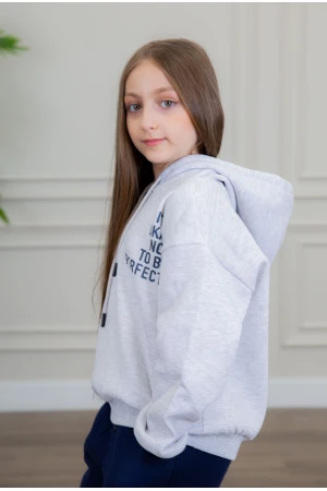 طقم بناتي أنيق قطعتين لون رمادي وكحلي مع قبعة هودي أكمام طويلة مزين بكتابات و بنطلون بجيوب و مطاط من الأسفل