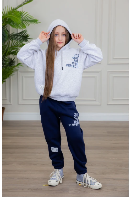 طقم بناتي أنيق قطعتين لون رمادي وكحلي مع قبعة هودي أكمام طويلة مزين بكتابات و بنطلون بجيوب و مطاط من الأسفل