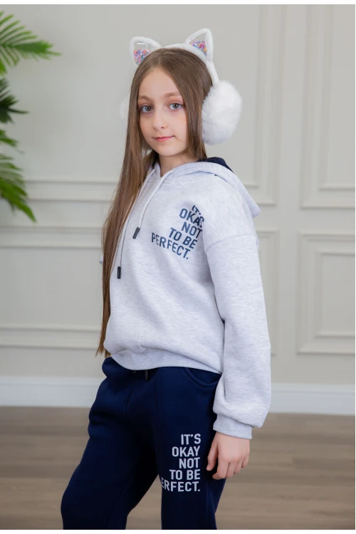 طقم بناتي أنيق قطعتين لون رمادي وكحلي مع قبعة هودي أكمام طويلة مزين بكتابات و بنطلون بجيوب و مطاط من الأسفل