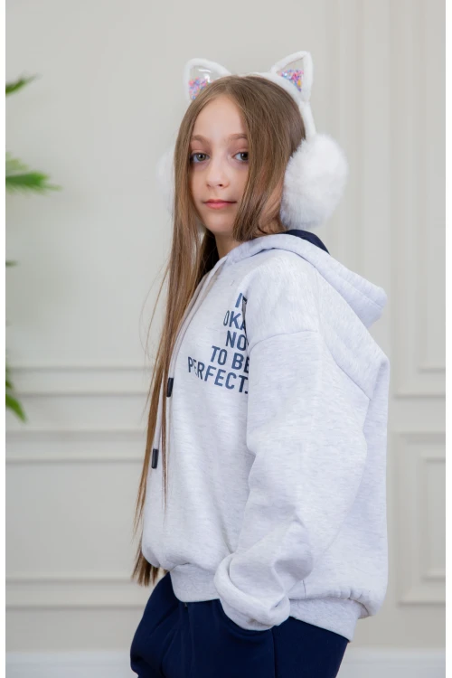 طقم بناتي أنيق قطعتين لون رمادي وكحلي مع قبعة هودي أكمام طويلة مزين بكتابات و بنطلون بجيوب و مطاط من الأسفل