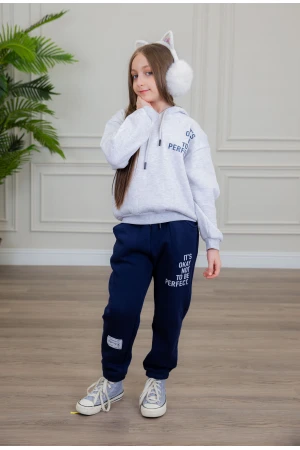 طقم بناتي أنيق قطعتين لون رمادي وكحلي مع قبعة هودي أكمام طويلة مزين بكتابات و بنطلون بجيوب و مطاط من الأسفل