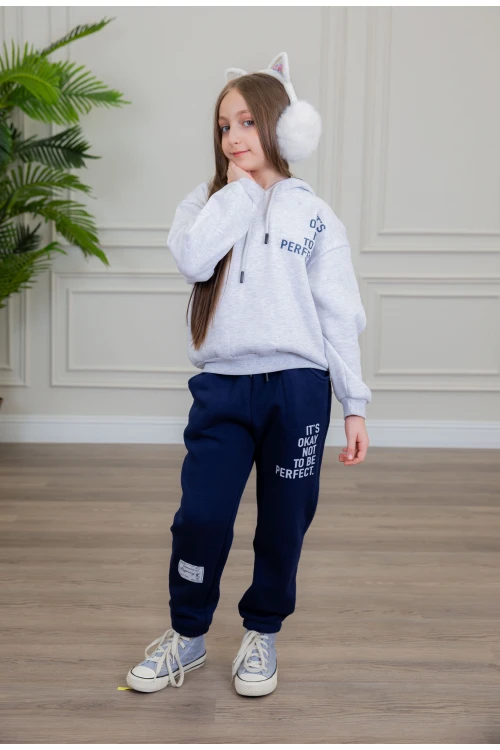 طقم بناتي أنيق قطعتين لون رمادي وكحلي مع قبعة هودي أكمام طويلة مزين بكتابات و بنطلون بجيوب و مطاط من الأسفل