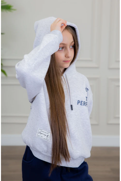 طقم بناتي أنيق قطعتين لون رمادي وكحلي مع قبعة هودي أكمام طويلة مزين بكتابات و بنطلون بجيوب و مطاط من الأسفل