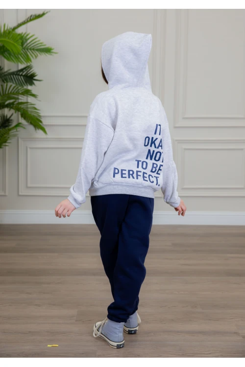 طقم بناتي أنيق قطعتين لون رمادي وكحلي مع قبعة هودي أكمام طويلة مزين بكتابات و بنطلون بجيوب و مطاط من الأسفل