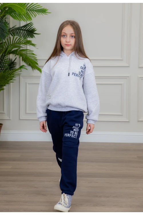 طقم بناتي أنيق قطعتين لون رمادي وكحلي مع قبعة هودي أكمام طويلة مزين بكتابات و بنطلون بجيوب و مطاط من الأسفل