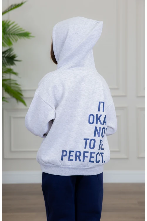 طقم بناتي أنيق قطعتين لون رمادي وكحلي مع قبعة هودي أكمام طويلة مزين بكتابات و بنطلون بجيوب و مطاط من الأسفل