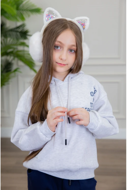 طقم بناتي أنيق قطعتين لون رمادي وكحلي مع قبعة هودي أكمام طويلة مزين بكتابات و بنطلون بجيوب و مطاط من الأسفل