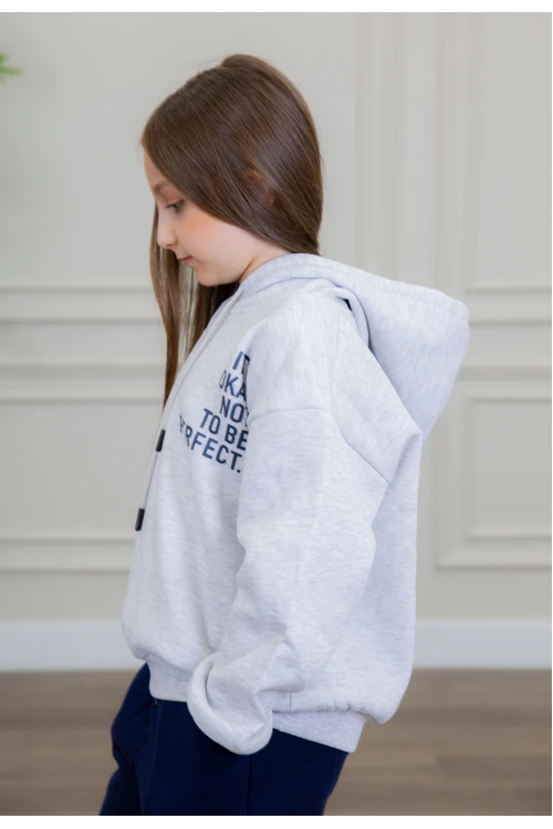 طقم بناتي أنيق قطعتين لون رمادي وكحلي مع قبعة هودي أكمام طويلة مزين بكتابات و بنطلون بجيوب و مطاط من الأسفل