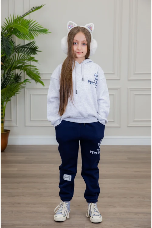 طقم بناتي أنيق قطعتين لون رمادي وكحلي مع قبعة هودي أكمام طويلة مزين بكتابات و بنطلون بجيوب و مطاط من الأسفل