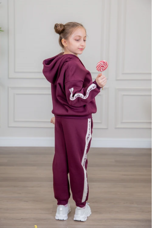 طقم بناتي أنيق قطعتين لون بنفسجي مع قبعة هودي أكمام طويلة مزين بكتابات و بنطلون بجيوب و مطاط من الأسفل