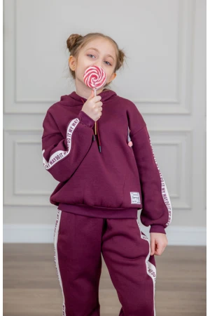 طقم بناتي أنيق قطعتين لون بنفسجي مع قبعة هودي أكمام طويلة مزين بكتابات و بنطلون بجيوب و مطاط من الأسفل
