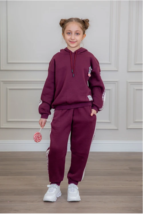 طقم بناتي أنيق قطعتين لون بنفسجي مع قبعة هودي أكمام طويلة مزين بكتابات و بنطلون بجيوب و مطاط من الأسفل