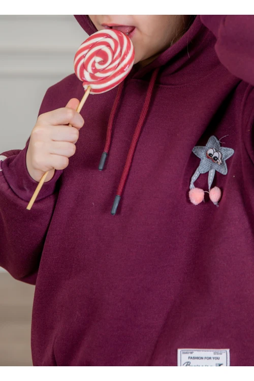 طقم بناتي أنيق قطعتين لون بنفسجي مع قبعة هودي أكمام طويلة مزين بكتابات و بنطلون بجيوب و مطاط من الأسفل