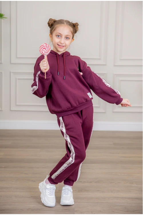 طقم بناتي أنيق قطعتين لون بنفسجي مع قبعة هودي أكمام طويلة مزين بكتابات و بنطلون بجيوب و مطاط من الأسفل