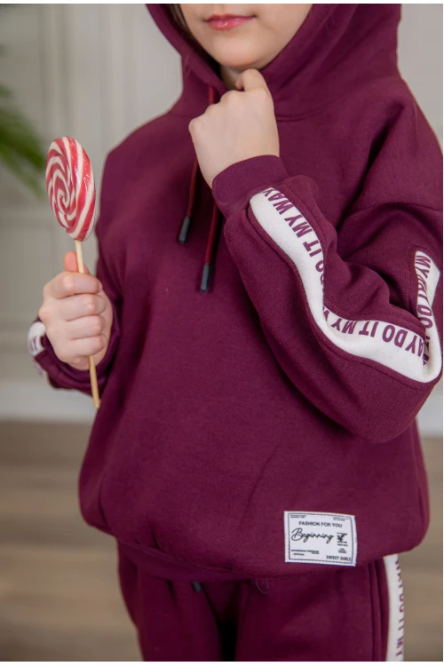 طقم بناتي أنيق قطعتين لون بنفسجي مع قبعة هودي أكمام طويلة مزين بكتابات و بنطلون بجيوب و مطاط من الأسفل