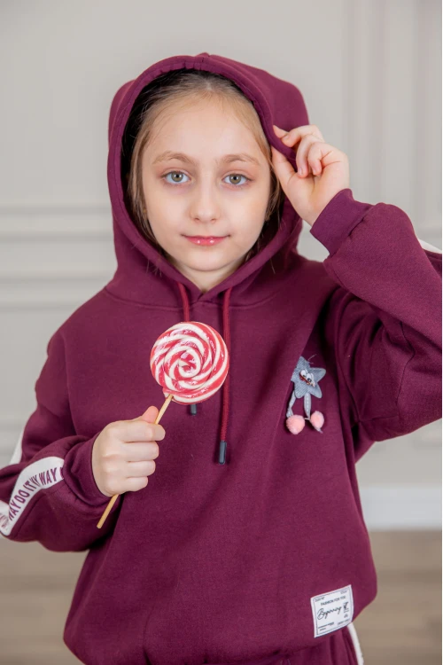 طقم بناتي أنيق قطعتين لون بنفسجي مع قبعة هودي أكمام طويلة مزين بكتابات و بنطلون بجيوب و مطاط من الأسفل