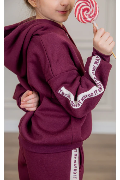 طقم بناتي أنيق قطعتين لون بنفسجي مع قبعة هودي أكمام طويلة مزين بكتابات و بنطلون بجيوب و مطاط من الأسفل