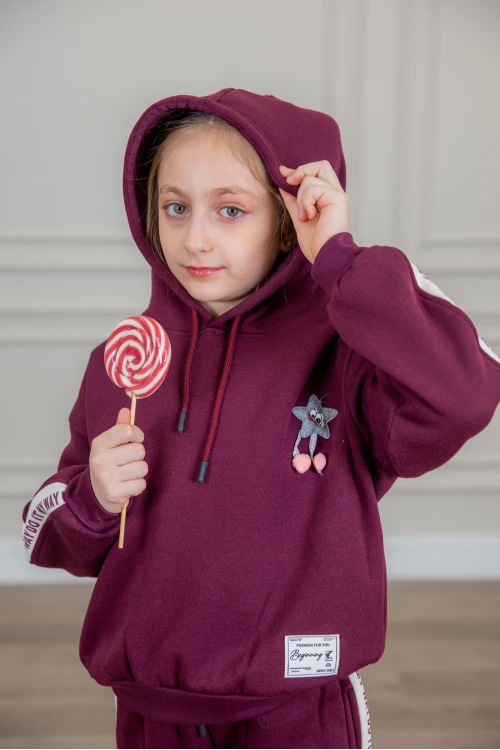 طقم بناتي أنيق قطعتين لون بنفسجي مع قبعة هودي أكمام طويلة مزين بكتابات و بنطلون بجيوب و مطاط من الأسفل