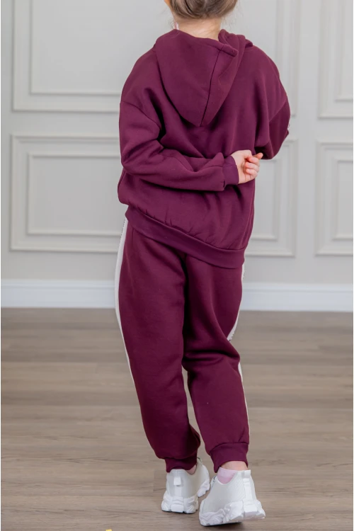 طقم بناتي أنيق قطعتين لون بنفسجي مع قبعة هودي أكمام طويلة مزين بكتابات و بنطلون بجيوب و مطاط من الأسفل