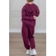طقم بناتي أنيق قطعتين لون بنفسجي مع قبعة هودي أكمام طويلة مزين بكتابات و بنطلون بجيوب و مطاط من الأسفل