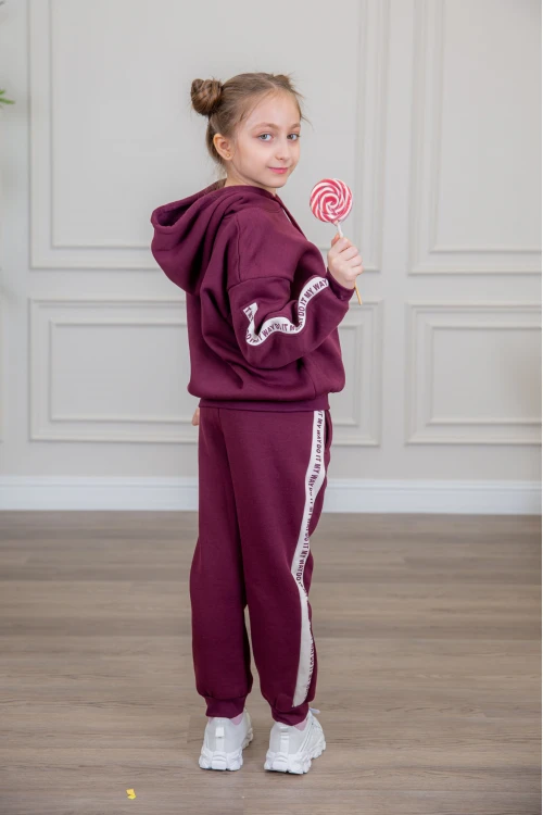 طقم بناتي أنيق قطعتين لون بنفسجي مع قبعة هودي أكمام طويلة مزين بكتابات و بنطلون بجيوب و مطاط من الأسفل