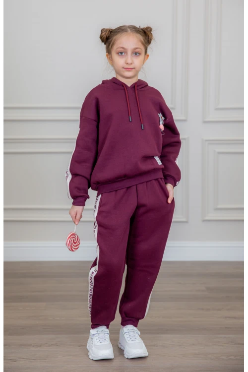 طقم بناتي أنيق قطعتين لون بنفسجي مع قبعة هودي أكمام طويلة مزين بكتابات و بنطلون بجيوب و مطاط من الأسفل