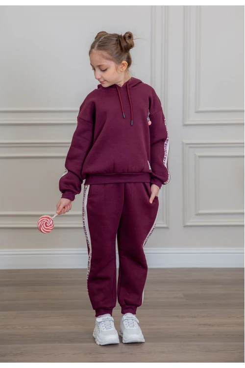 طقم بناتي أنيق قطعتين لون بنفسجي مع قبعة هودي أكمام طويلة مزين بكتابات و بنطلون بجيوب و مطاط من الأسفل