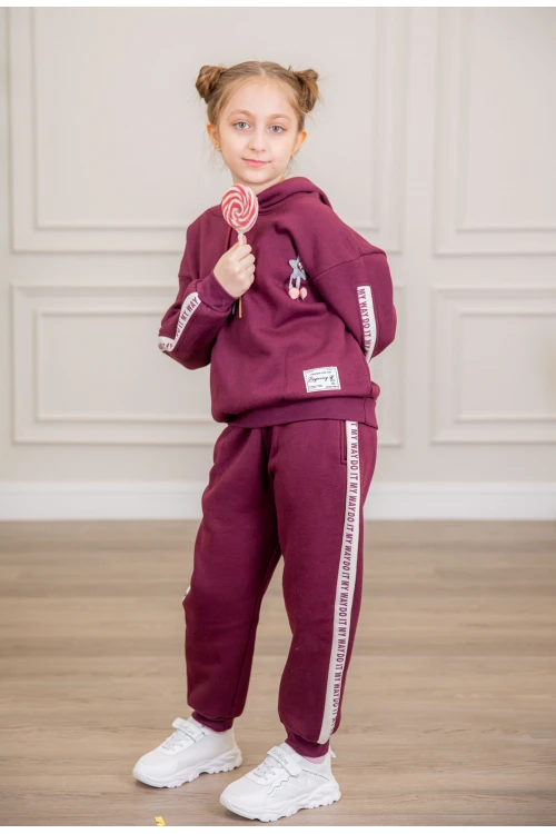 طقم بناتي أنيق قطعتين لون بنفسجي مع قبعة هودي أكمام طويلة مزين بكتابات و بنطلون بجيوب و مطاط من الأسفل