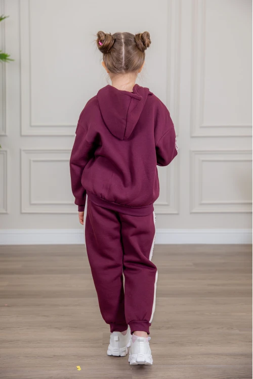 طقم بناتي أنيق قطعتين لون بنفسجي مع قبعة هودي أكمام طويلة مزين بكتابات و بنطلون بجيوب و مطاط من الأسفل