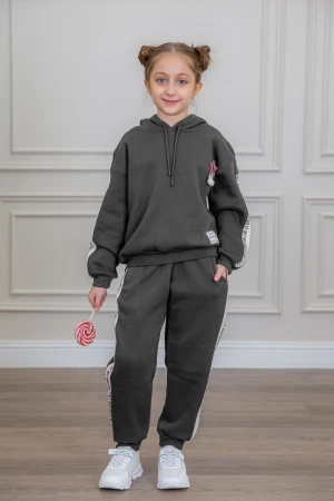 طقم بناتي أنيق قطعتين لون بنفسجي مع قبعة هودي أكمام طويلة مزين بكتابات و بنطلون بجيوب و مطاط من الأسفل