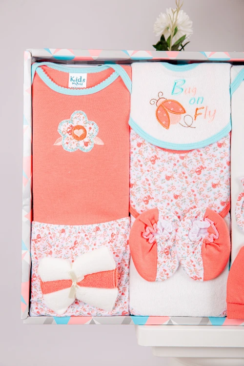 طقم هدايا مواليد 14 قطعة لون برتقالي وأبيض مزينة برسومات كرتونية