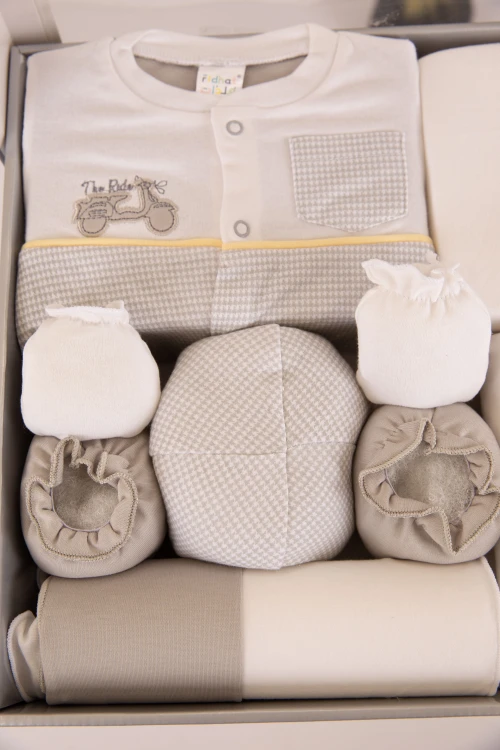 طقم هدايا مواليد 10 قطع لون بني وأبيض مزينة برسومات كرتونية