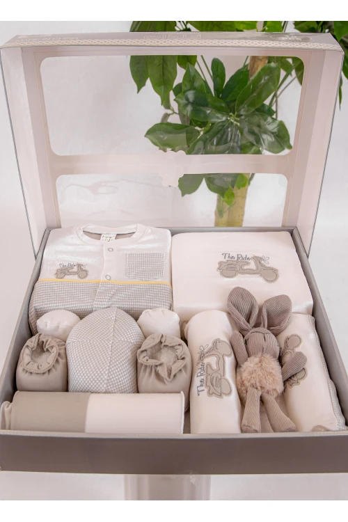 طقم هدايا مواليد 10 قطع لون بني وأبيض مزينة برسومات كرتونية