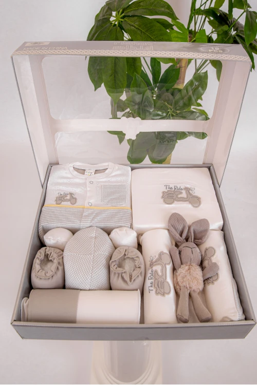 طقم هدايا مواليد 10 قطع لون بني وأبيض مزينة برسومات كرتونية