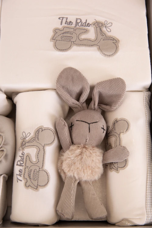 طقم هدايا مواليد 10 قطع لون بني وأبيض مزينة برسومات كرتونية