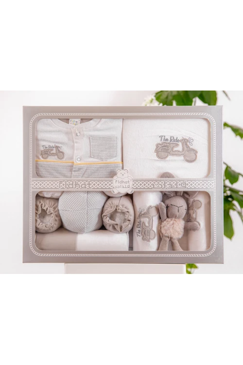 طقم هدايا مواليد 10 قطع لون بني وأبيض مزينة برسومات كرتونية