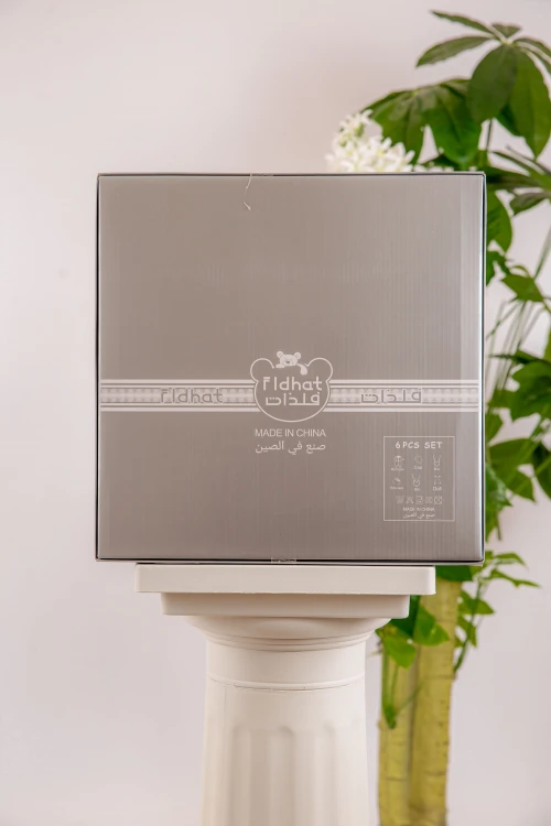 طقم هدايا مواليد 6 قطع لون بني وبيج مزينة برسومات كرتونية