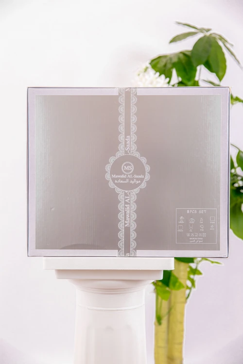 طقم هدايا مواليد 8 قطع لون وردي مزينة برسومات كرتونية