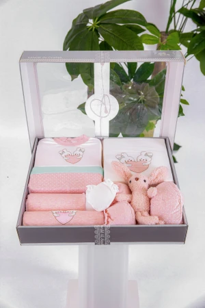 طقم هدايا مواليد 8 قطع لون وردي مزينة برسومات كرتونية