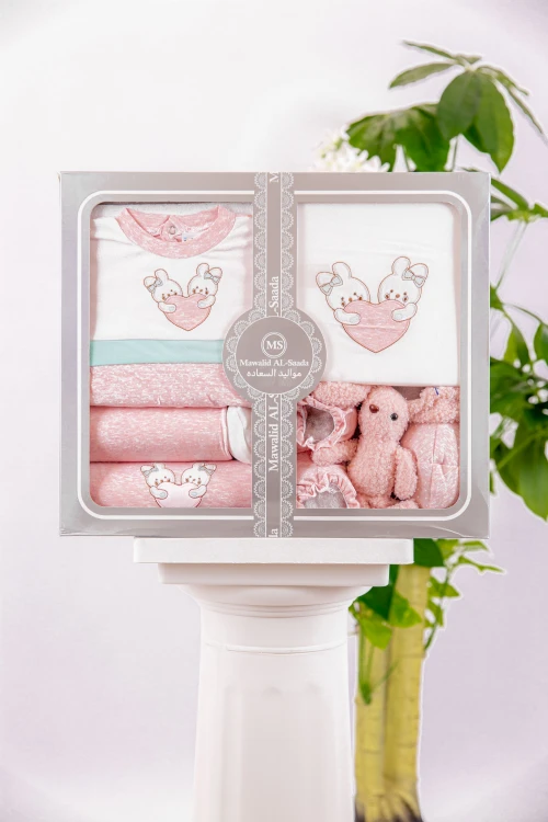 طقم هدايا مواليد 8 قطع لون وردي مزينة برسومات كرتونية