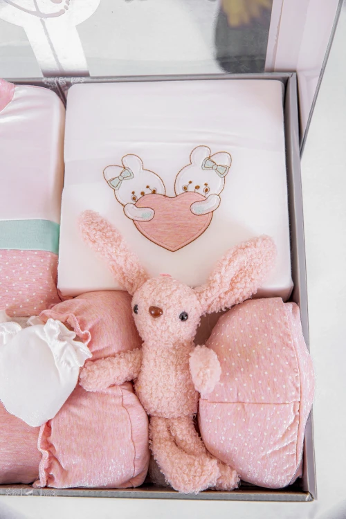طقم هدايا مواليد 8 قطع لون وردي مزينة برسومات كرتونية