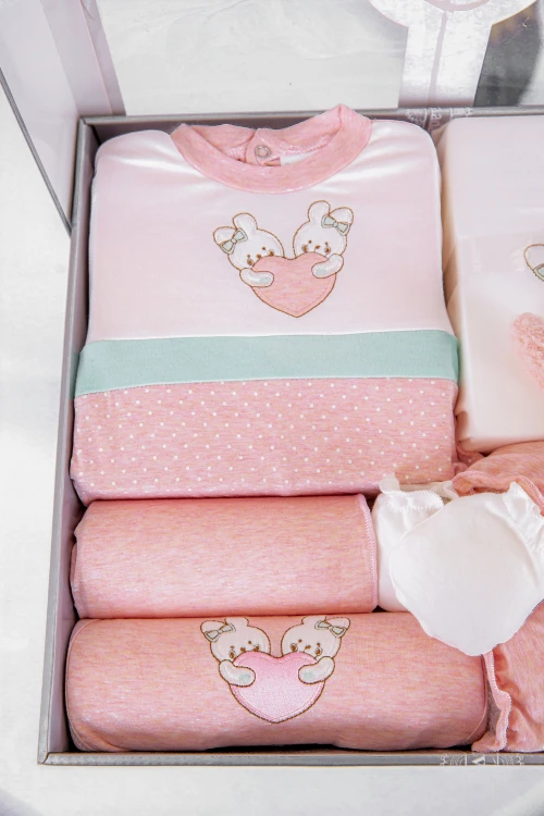 طقم هدايا مواليد 8 قطع لون وردي مزينة برسومات كرتونية