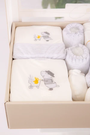 طقم هدايا مواليد 6 قطع لون رمادي وبيج مزينة برسومات كرتونية