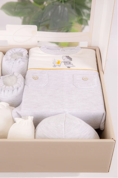 طقم هدايا مواليد 6 قطع لون رمادي وبيج مزينة برسومات كرتونية