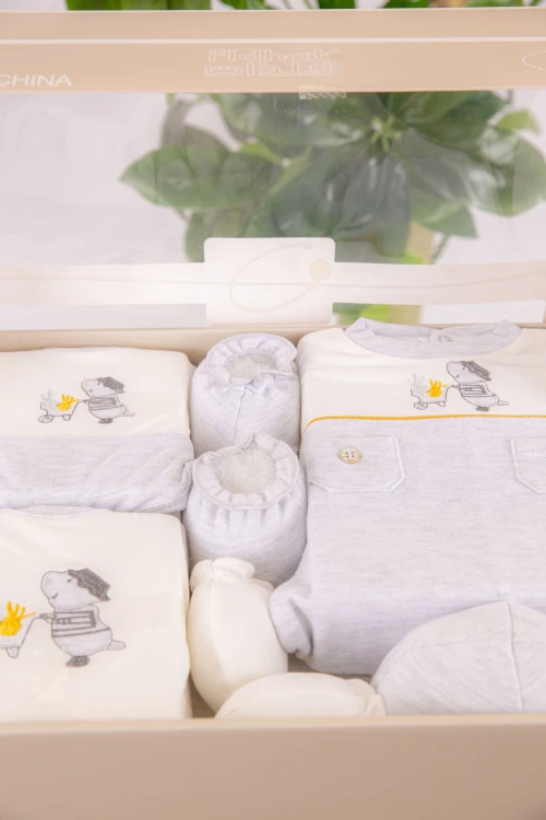 طقم هدايا مواليد 6 قطع لون رمادي وبيج مزينة برسومات كرتونية