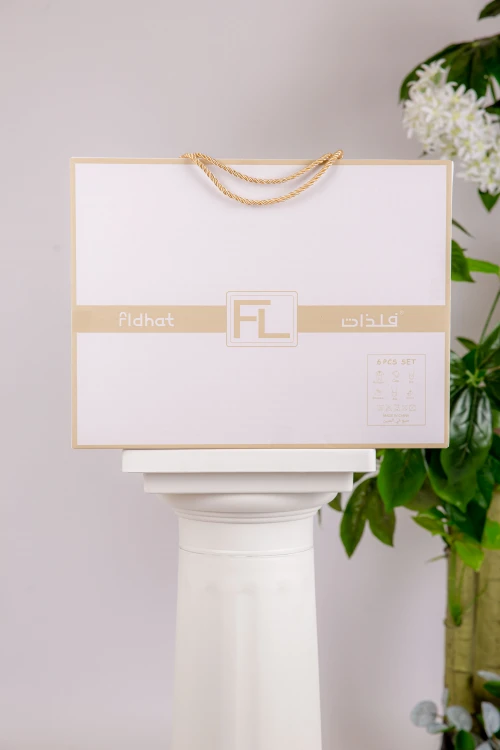 طقم هدايا مواليد 6 قطع لون بني وأبيض مزينة برسومات كرتونية